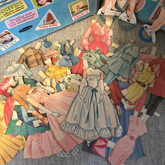 Vintage Lennon Sisters Traveling Case w/ 3 Dolls, Stands, 41 Costumes/Accesories - Picture 5 of 16